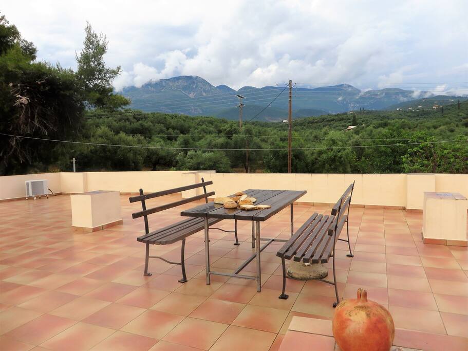 ΤΑΡΑΤΣΑ ΘΕΑ ΣΤΗΝ ΑΝΑΤΟΛΗ. ROOFTOP VIEW IN THE EAST
