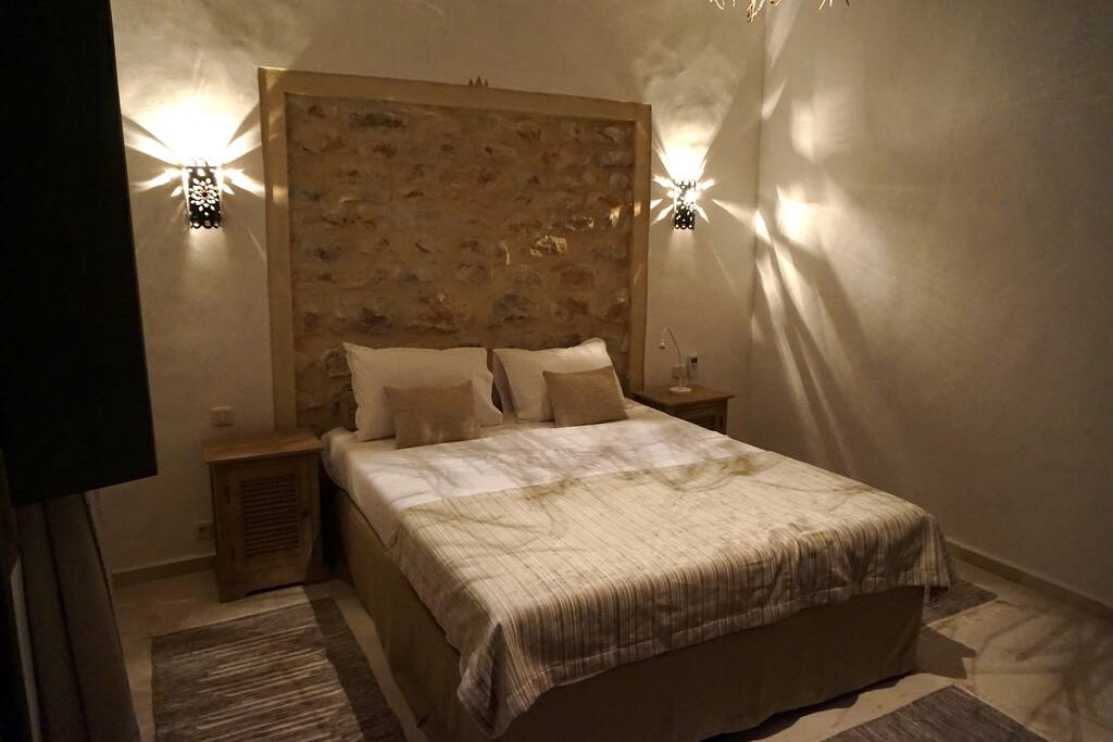 Belle chambre beige et blanche avec lit Queen Size super confortable.