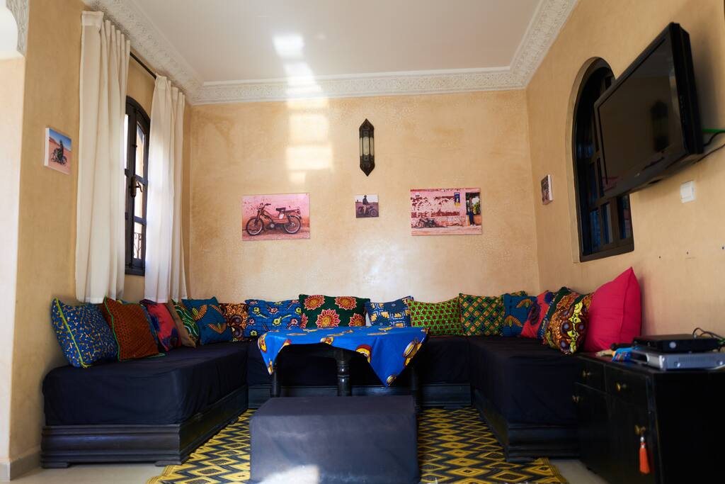 Salon confortable typique marocain