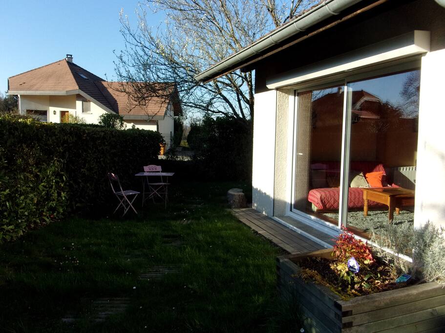Jardin d'angle attenant au duplex.