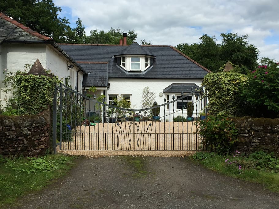 Entrance to Glenside Cottage with Fairyglen cottage at ground level facing.