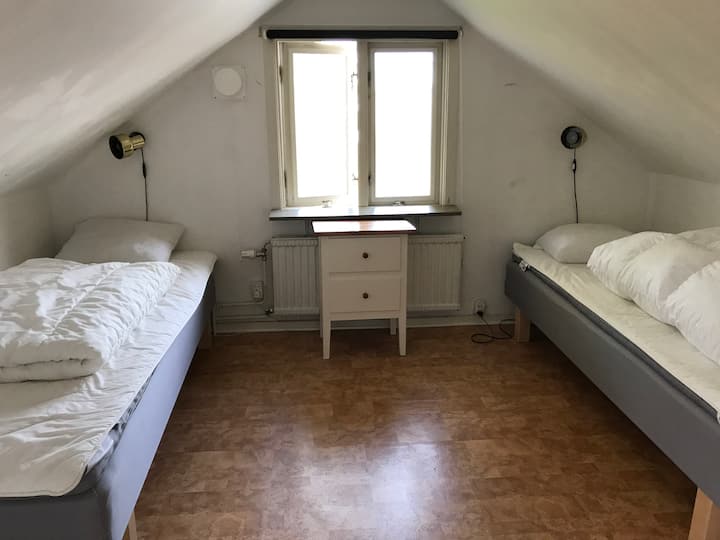 غرفة تضم سريرين صغيرين