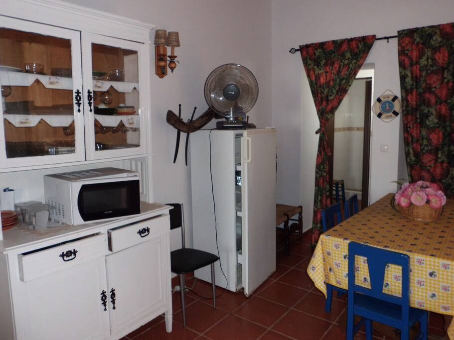salon comedor,con ventana al patio trasero,tiene puerta para la cozina y cuarto de baño.