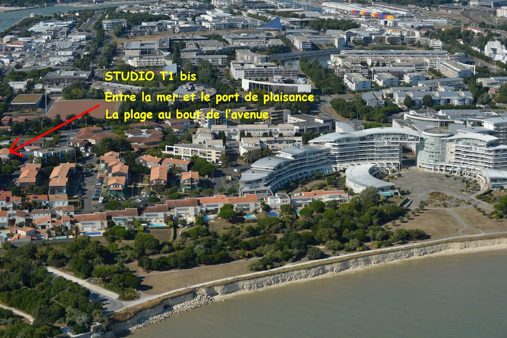 Emplacement idéal entre la mer et le port de plaisance, la plage au bout de l'avenue.