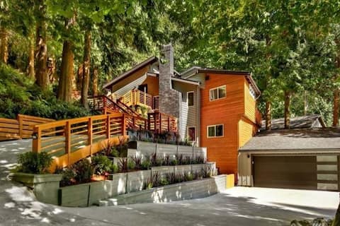 Beautiful SV Home With  Hot Tub & Theater Room!