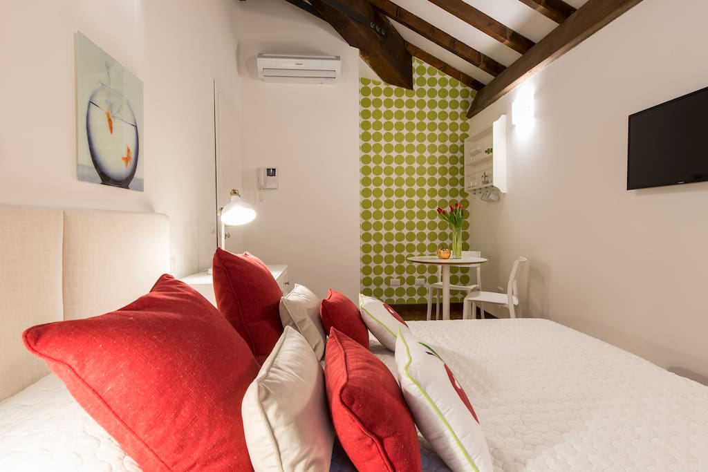 APPLE: deluxe room - bed and living room corner