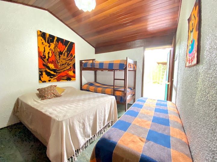 B-宿舍，带1张双人床， 3张单人床（ 1张双层床） ，走廊有2间卧室的卫生间。 