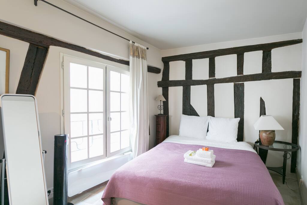 Very Calm bedroom with Queen size bed