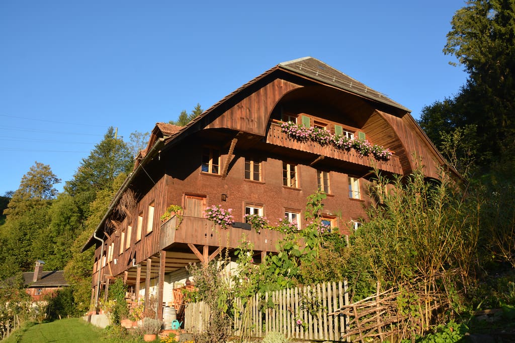 neuhaus mit Umgebung