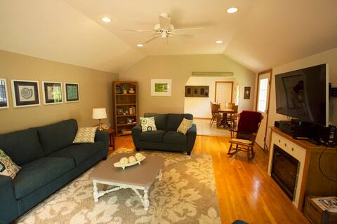 Successful Airbnb property: Cozy Ranch near town, Beach in Dennis