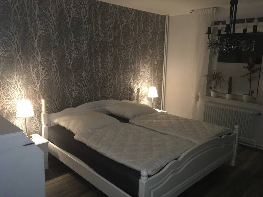 Das Elternschlafzimmer mit einem 2,00x2,00 großen Doppelbett