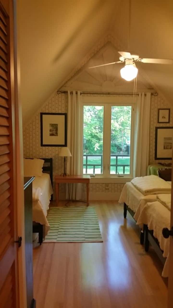 Habitación grande con tres camas individuales