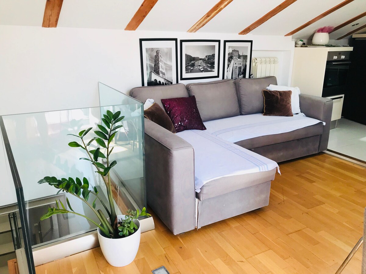 ห้องนั่งเล่นพร้อมคีเชนห้องน้ำและระเบียงอยู่ในชั้นสุดท้ายของบ้าน เป็นสถานที่ที่สมบูรณ์แบบที่คุณสามารถผ่อนคลายและเพลิดเพลินกับภูมิทัศน์ที่สวยงามและวิวทะเล 