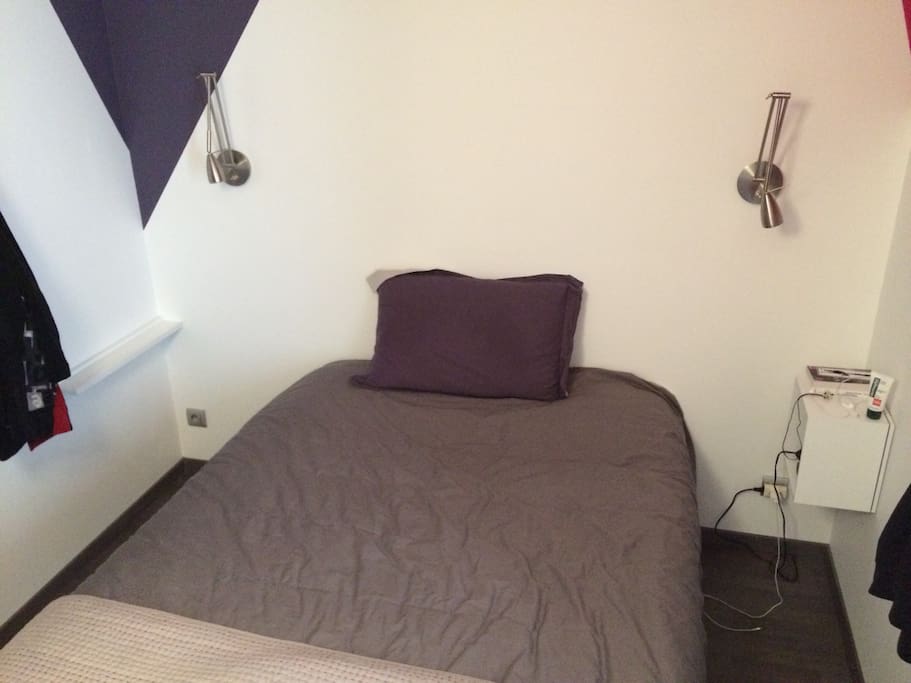 La chambre double avec matelas 140x190 et fenêtre sur rue avec volet