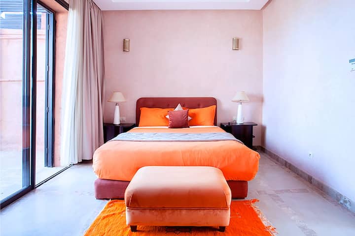 Dormitorio 3: Arriba esta habitación con cama queen size también tiene un cuarto de baño con ducha a ras de suelo, un armario doble y un gran balcón con vistas al golf y al atlas. (Sin tornillos)