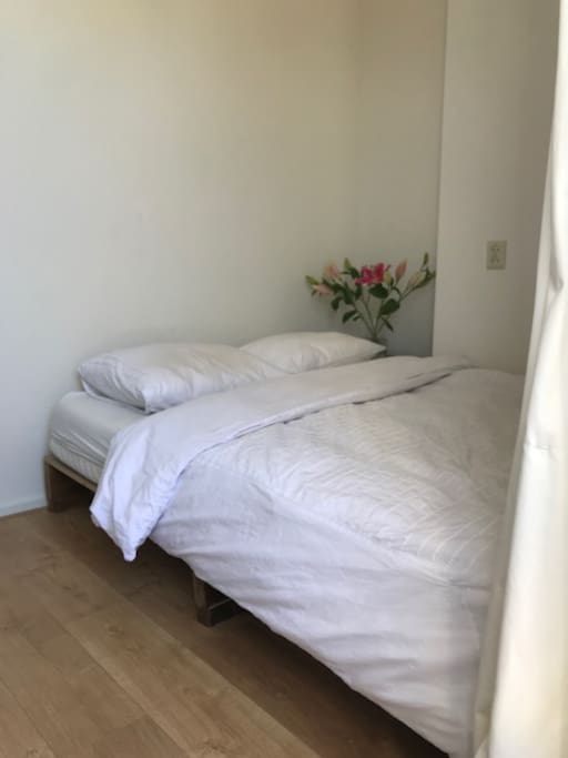 Small room but I keep it very clean, also with fresh towels!