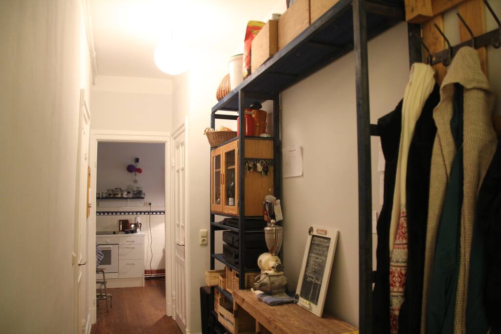 Hier kommt man von dem Hausflur in den Wohnungsflur.