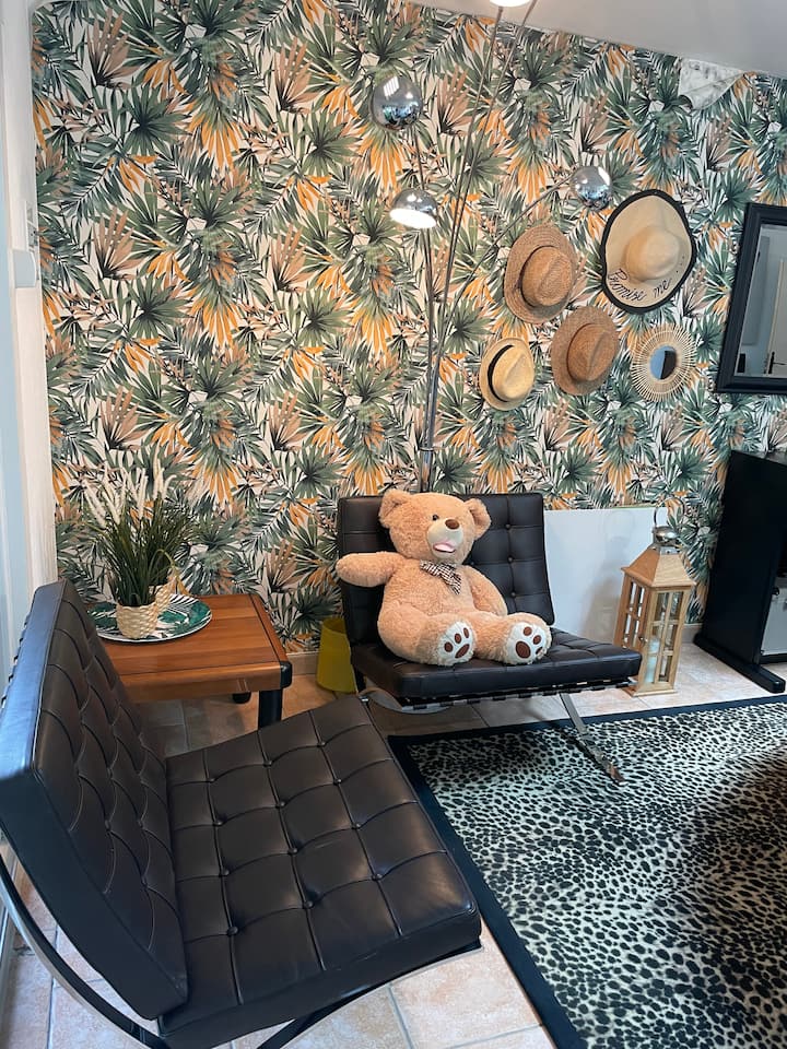 ด้านห้องนั่งเล่นพร้อมเก้าอี้นวมน่ารักๆของ Knoll 