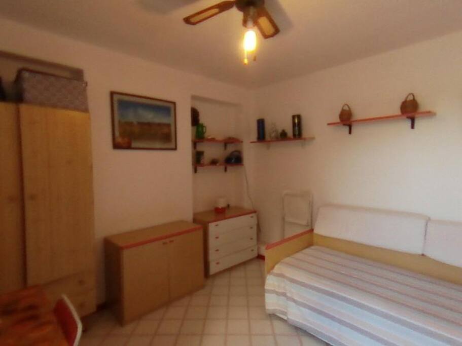 ingresso soggiorno con divano letto