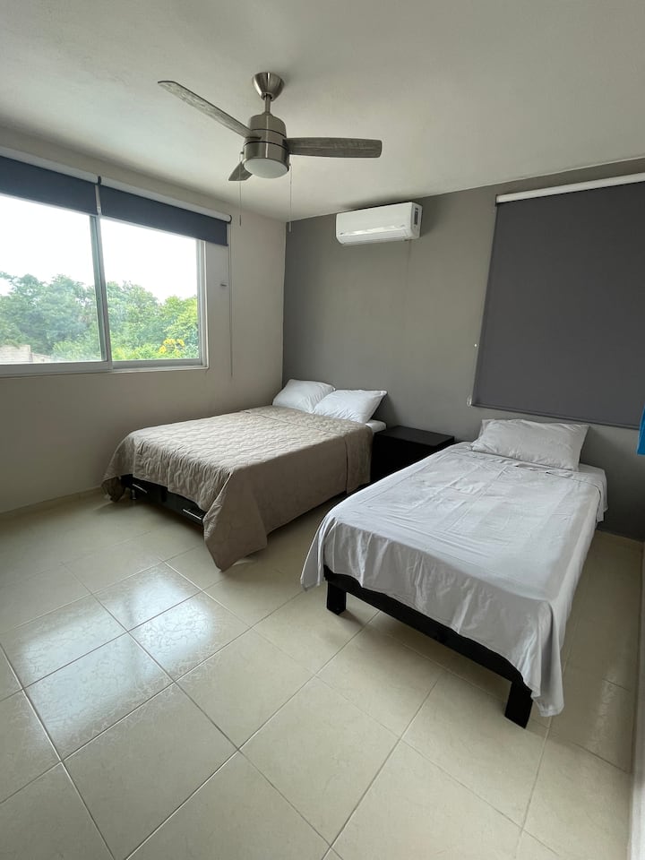 Спална соба со двоен кревет и единечен кревет, заедничка бања со спалната соба 3