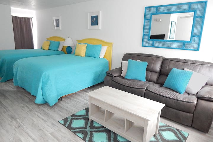 Sunny Beachfront Condo, Sleeps 4 Key Colony Beach