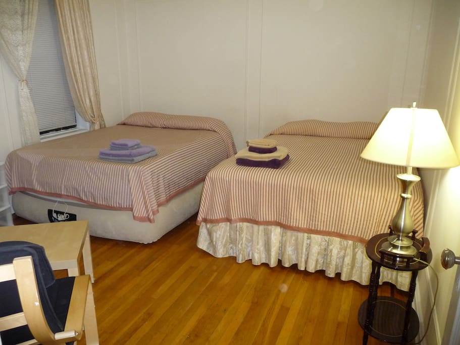 1 regular queen (150 cm) bed + 1 queen (150 cm) airbed (topped with 1.5 inches memory foam) (up till 4 guests)
