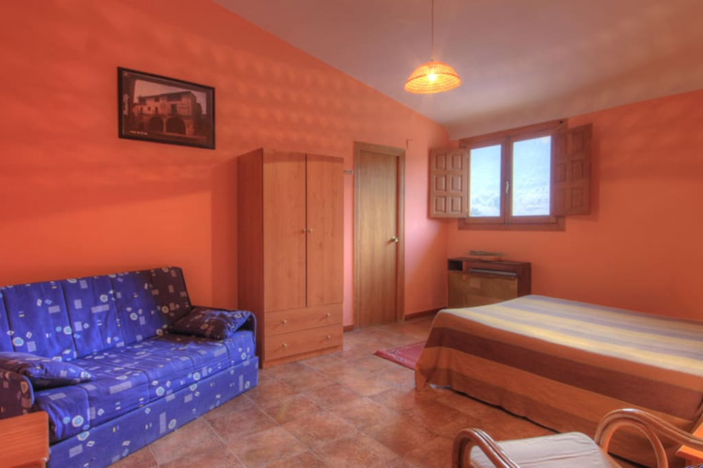 Habitación cama matrimonio, sofá-cama y baño