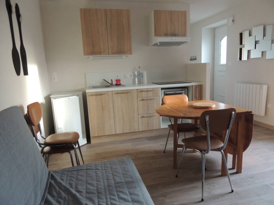 cuisine équipée avec four, plaque 4 foyers, bouilloire, cafetière, réfrigérateur, couverts et ustensiles de cuisine