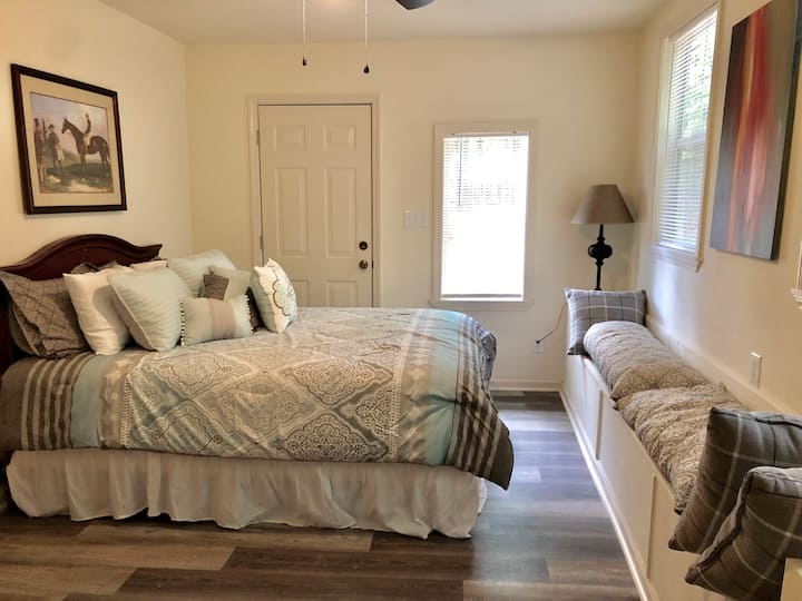 Guest room with queen bed - separate access to deck