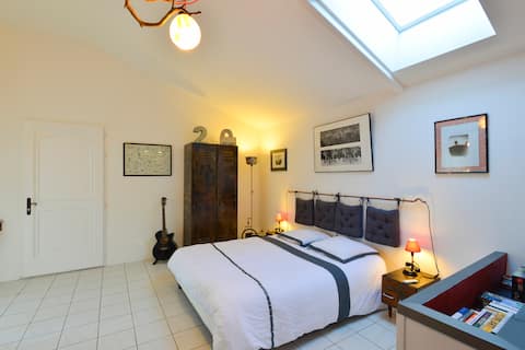 Beautiful room with jacuzzi at the edge of a wood