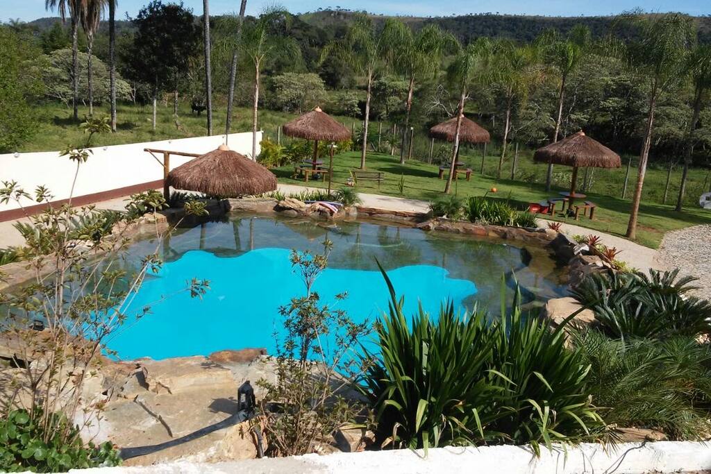 Piscina com cascata.