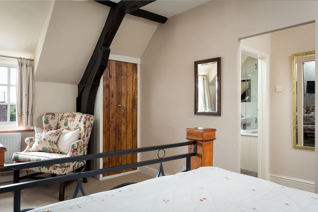 Double room (Queen bed)
