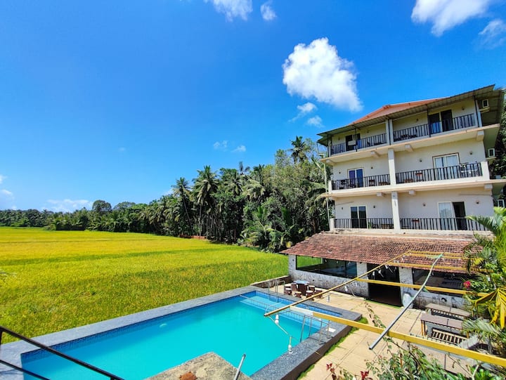 4 Ac room at shivam bnb mandrem with shared pool