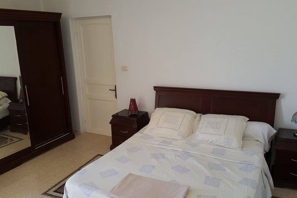 chambre N°1 avec lit double armoire et commode. avec accès terrasse arrière.