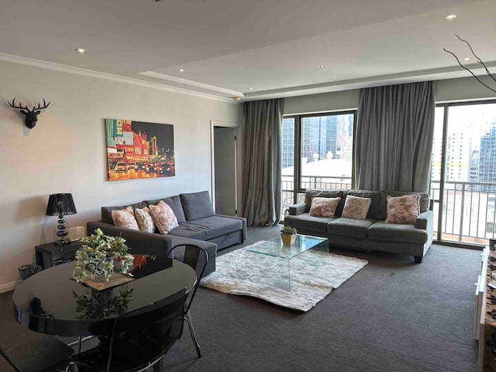 HeartCBD LUX Top Floor 2 Bedroom /Pool/Spa/GYM