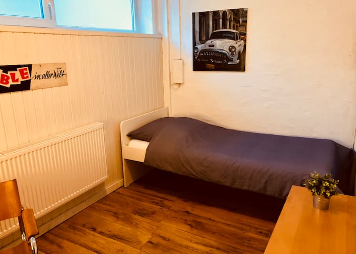 Dormitorio 8 con una cama de una plaza y posiblemente una cama supletoria.