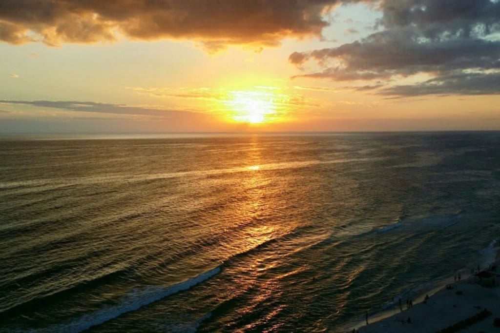 Beautiful sunset in October.®(Recker)