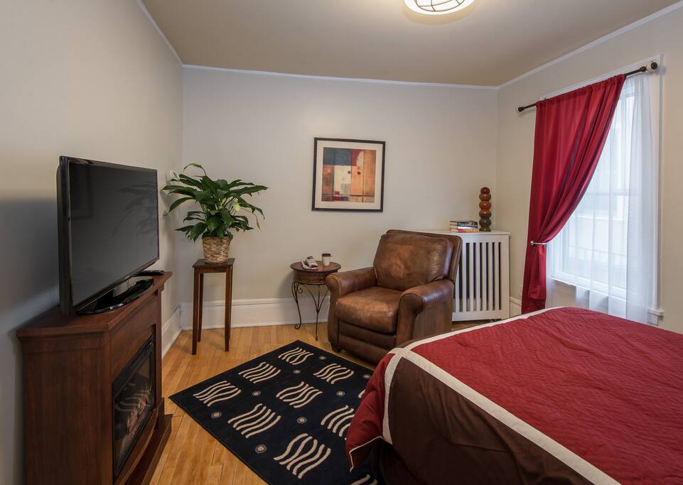 Enjoy the comfy queen bed, leather recliner chair and the flat screen TV with Amazon Prime movies and Netflix, as well as local cable stations (we do not have cable TV)