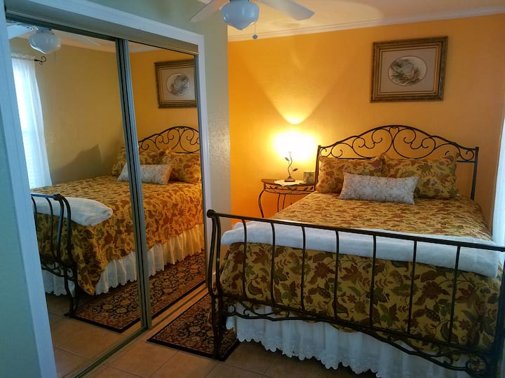 Warming Second Room, snug and comfy queen size bed. (Second Room)