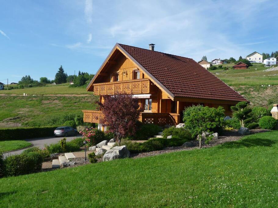 Vue du côté sud du chalet et de l'accès jardin et terrasse.