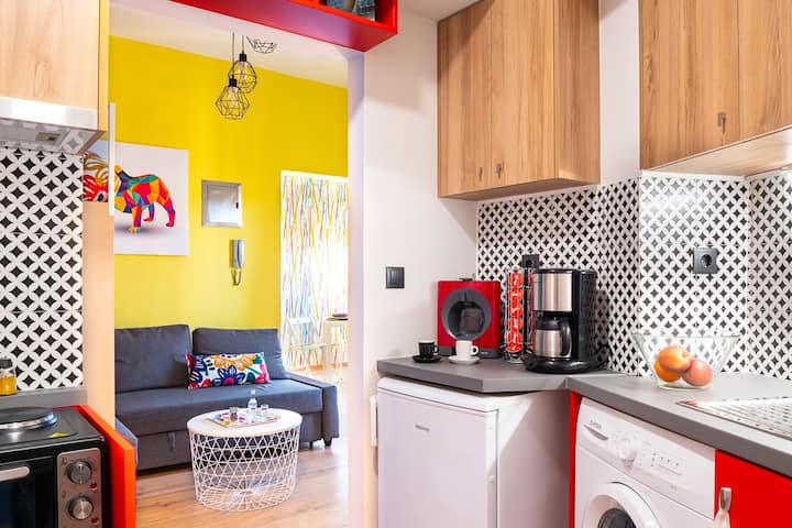 Colorful apartment in the city center AC/WiFi