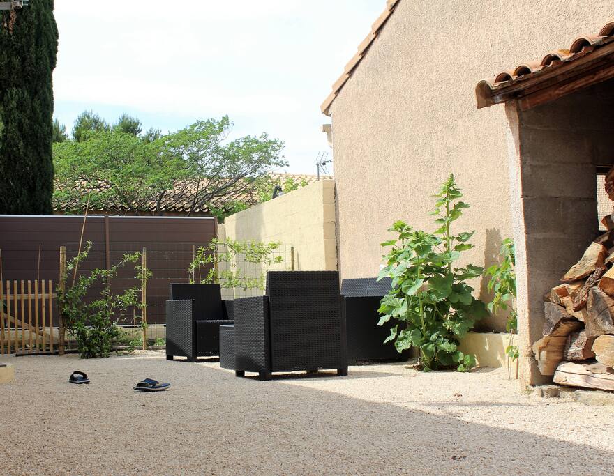 un jardin à l'arrière de la maison