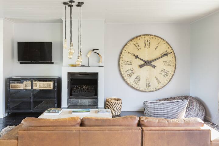 Stylish Hideaway with Great Privacy, Large Garden, and Pool gallery image 3