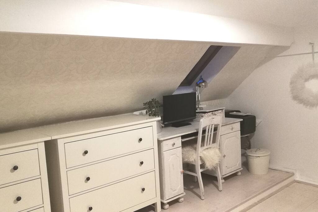 Gästezimmer mit Schreibtisch
