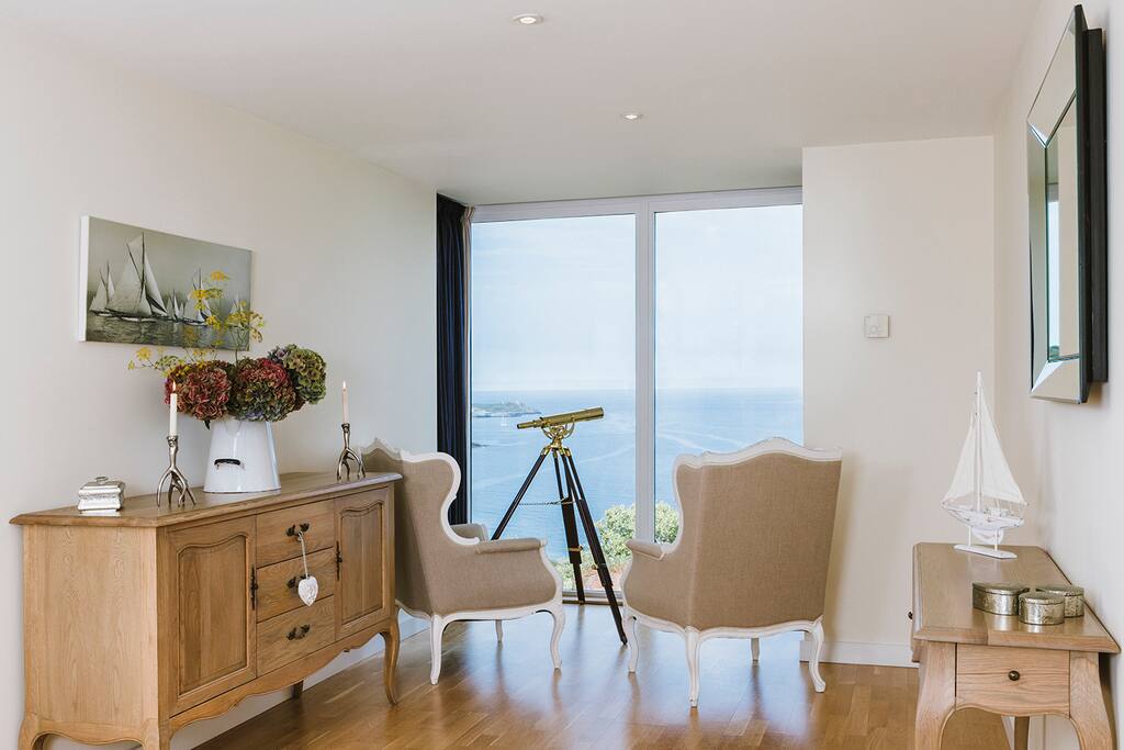 Captain's chair with telescope and amazing seaviews