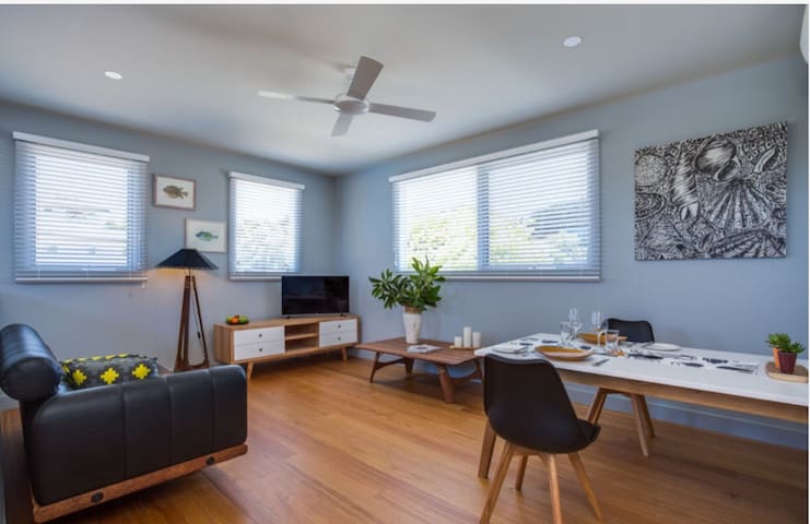 LOQUAT APT
50 m to BEACH
15 min drive HOT SPRINGS