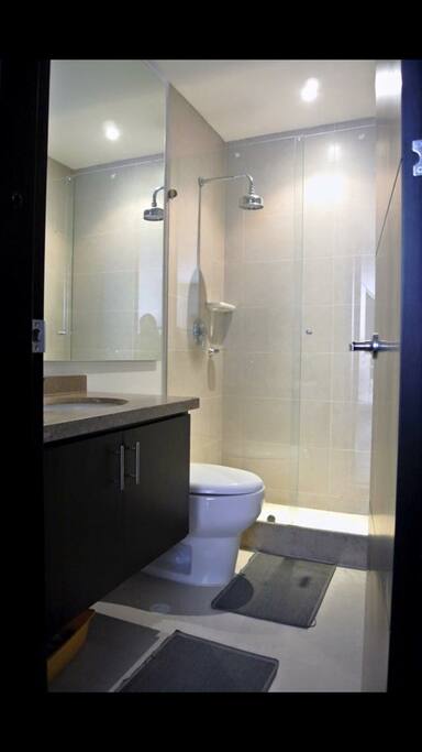 baño privado en habitación y otro en zona social.