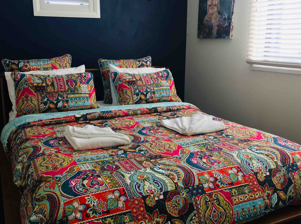 غرفة نوم كبيرة بحجم كوين تشترك في المسكن مع سرير واحد وتتحرك إذا كانت هناك حاجة إلى أسرّة إضافية.