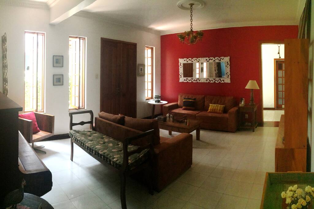 Sala de estar ampla e confortável.