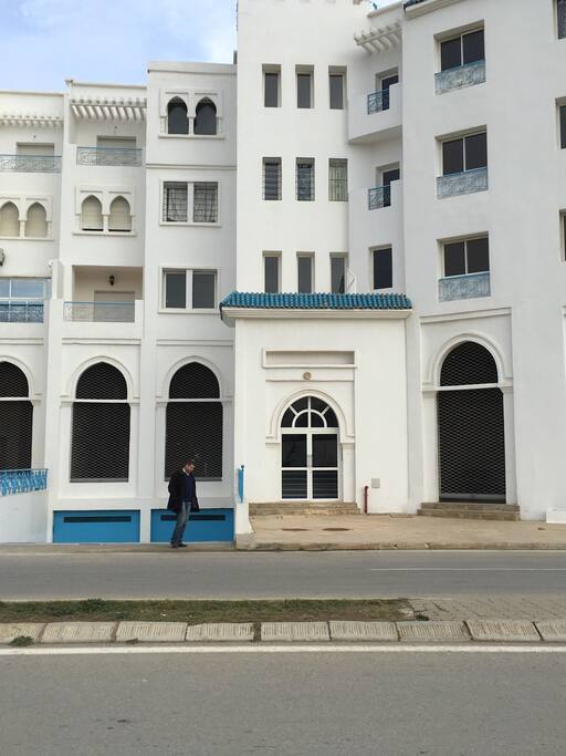 Entrée du bâtiment avec parking sous terrain